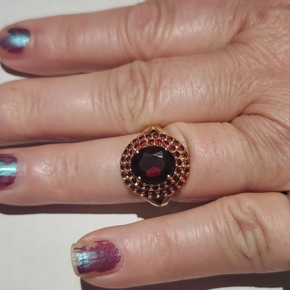Jewelry - 14k garnet ring